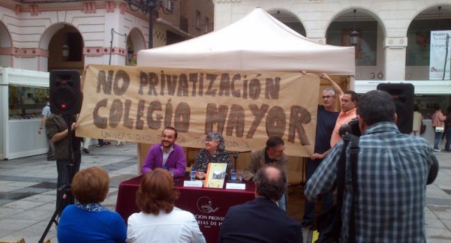 Trabajadores del Campus de Uesca muestran su rechazo a la privatización del Colegio Mayor. Foto: Algara