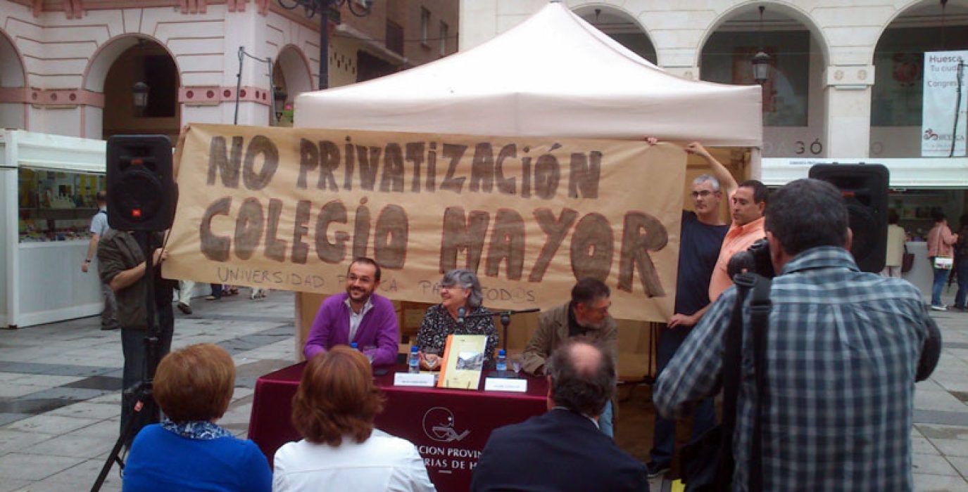 Trabajadores del Campus de Uesca muestran su rechazo a la privatización del Colegio Mayor. Foto: Algara