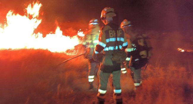 Trabajos nocturnos en el incendio de Ejulve | Foto: BRIF