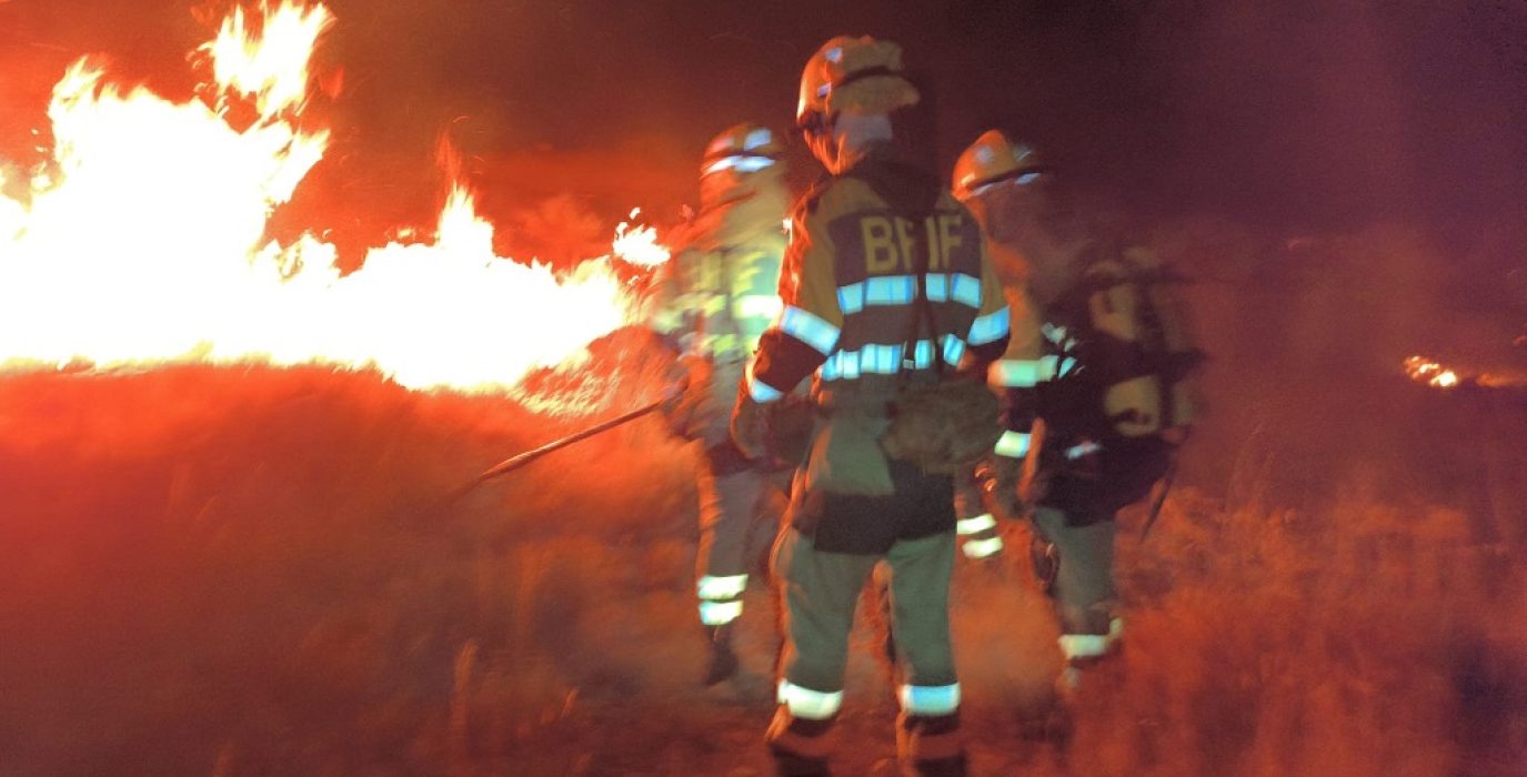 Trabajos nocturnos en el incendio de Ejulve | Foto: BRIF