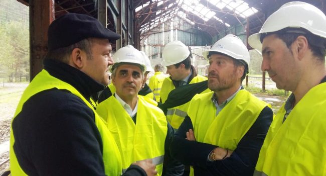 Visita de autoridades al traslado de material ferroviario en la Estación Internacional de Canfranc.