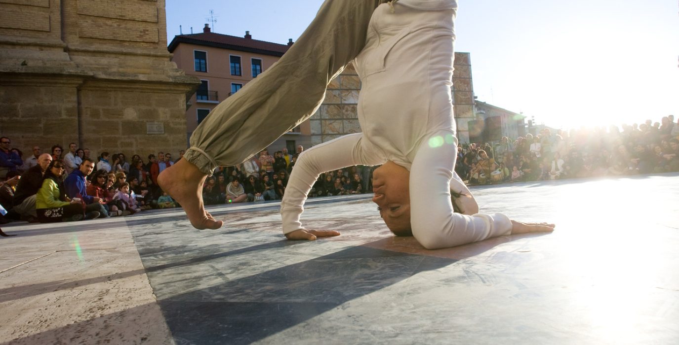 una personas bailando en una plaza en el festival trayectos
