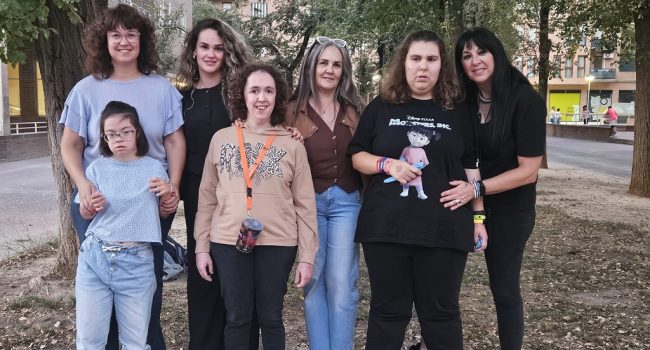 De izquierda a derecha, Esther y Nerea, Carla, su hermana Bea y Alicia, Leyre y Pilar | Foto: AraInfo / Mary Carmen Bozal