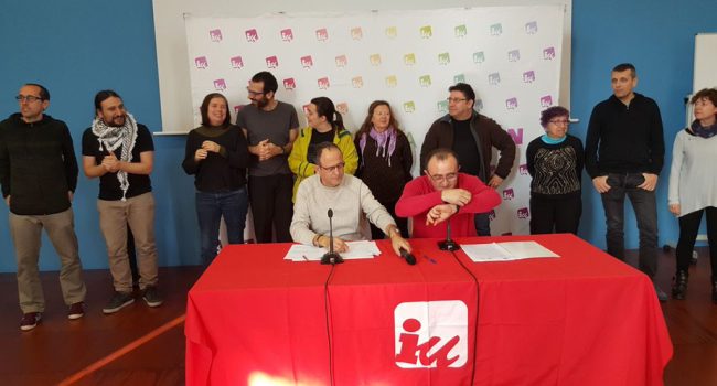De pie, las y los 10 integrantes de la lista Tu Izquierda a las primarias de ZeC.