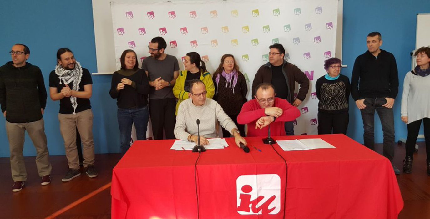 De pie, las y los 10 integrantes de la lista Tu Izquierda a las primarias de ZeC.