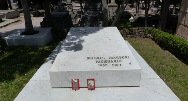 Tumba de Dolores Ibarruri antes de la profanación.