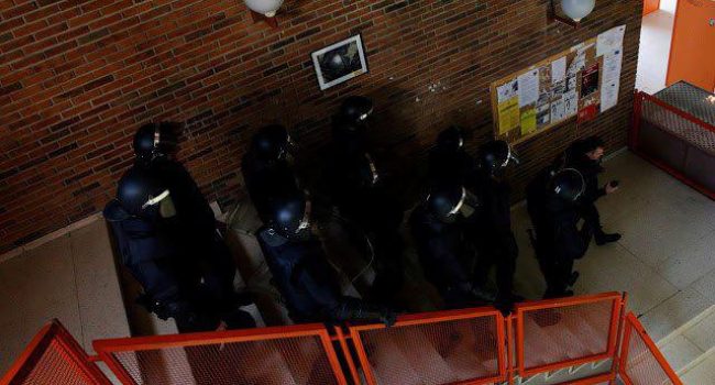 Antidisturbios en el interior de la Universidad Complutense de Madrid