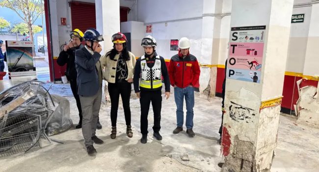 Técnicos junto a la alcaldesa inspeccionan los pilares del edificio | Foto: Ayuntamiento de Uesca