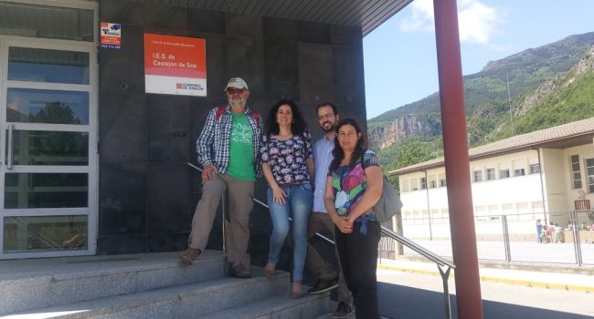 Parte de la candidatura de Unidos Podemos en Común a las puertas del IES Castejón de Sos.