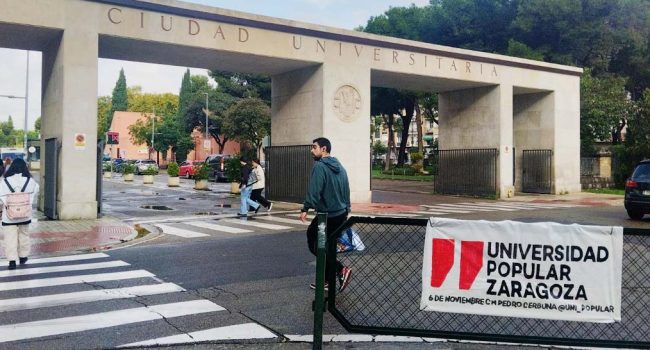 Una pancarta anuncia el evento en la entrada del Campus de San Francisco