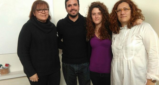 Garzón junto a las candidatas de UP Aragón, Trini Rincón, Ingrid Lana y Juana Moyá.