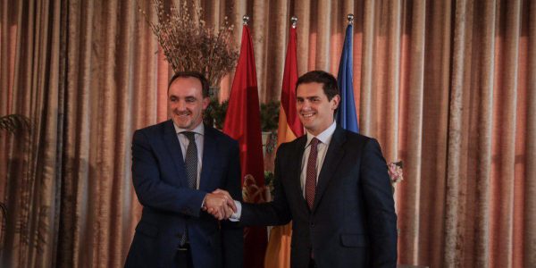 El líder de UPN, Javier Esparza, y el líder de Ciudadanos, Albert Rivera, durante la firma del acuerdo.