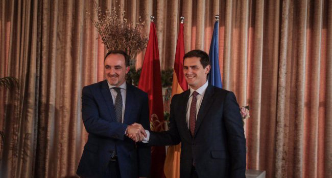 El líder de UPN, Javier Esparza, y el líder de Ciudadanos, Albert Rivera, durante la firma del acuerdo.