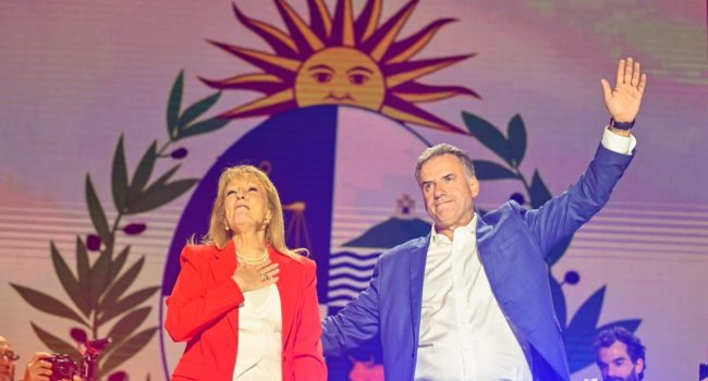 Yamandú Orsi y Carolina Cosse celebran la victoria en las presidenciales de Uruguay | Foto: Frente Amplio