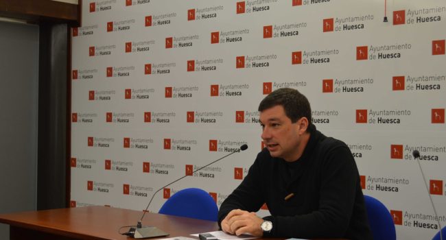 Luis Arduña durante la presentación del ciclo. Foto: Ayuntamiento de Uesca