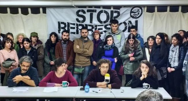 Rueda de prensa celebrada este lunes en apoyo a la joven sancionada. Foto: @AsambleaHuesca