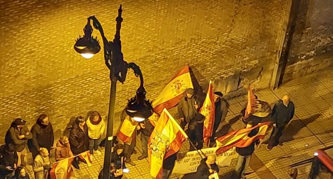 Ultraderechistas frente a la sede del PSOE en Zaragoza | Foto: AraInfo