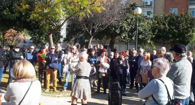 Un centenar de vecinos y vecinas del Picarral se concentran contra la instalación de la depuradora de Tereos