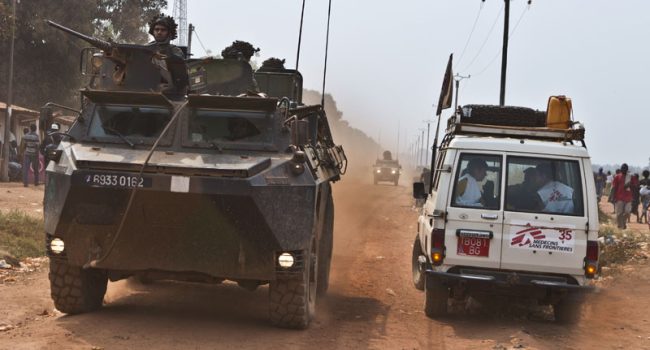 Un coche de MSF se cruza con un vehículo militar en su camino hacia el hospital Castor, en Bangui. Foto: Juan Carlos Tomasi (MSF)