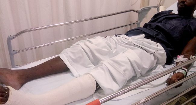 Ndiaw Diakhompa, manter hospitalitzat després d'una dura càrrega de la Guàrdia Urbana. Foto: Jesús Rodríguez (La Directa)