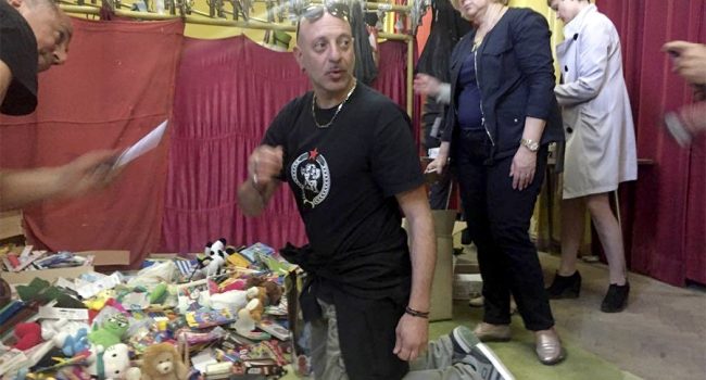 Un miembro de la Banda Bassotti con los juguetes recogidos para entregar a los niños y niñas acogidos en los orfanatos del Donbass.