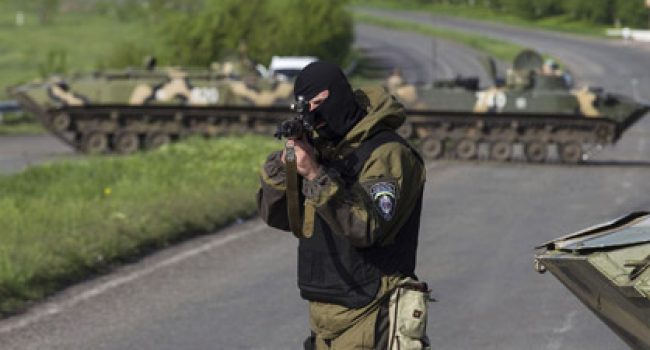 Un soldado de Ucrania en un puesto de control en Slaviansk.