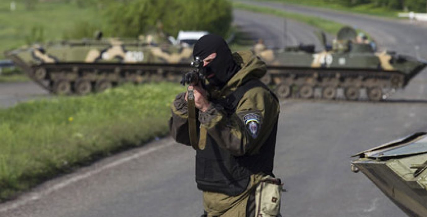 Un soldado de Ucrania en un puesto de control en Slaviansk.