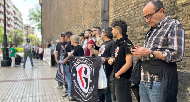 Una cadena humana une la Audiencia con la sede del PSOE para exigir la libertad de los 6 de Zaragoza 2