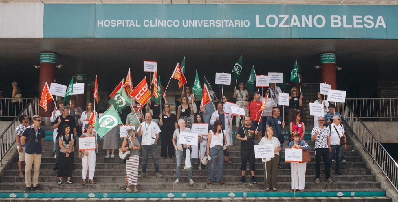 Una concentración denuncia “la incertidumbre laboral” de 1.400 profesionales sanitarios temporales en Aragón CCOO hospital clínico Lozano Blesa de Zaragoza 1