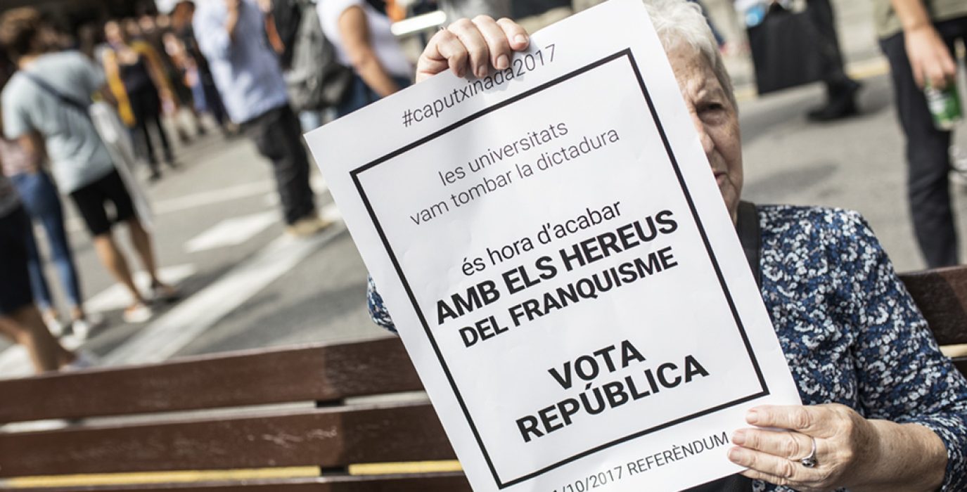 Una manifestante en una concentración en Barcelona a favor del referéndum. Foto: Victor Serri (La Directa)