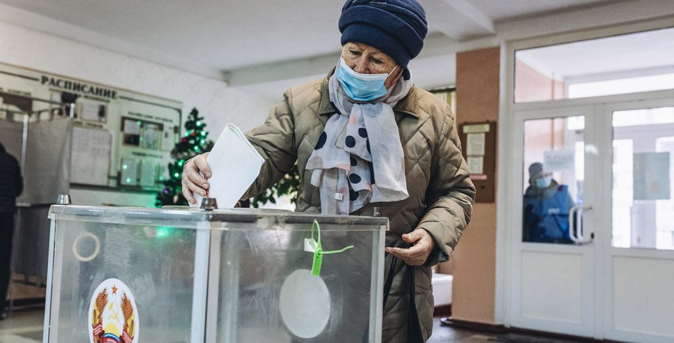 Una mujer introduce su voto en la urna, en un colegio electoral de Tiraspol. Foto: Diego Herrera