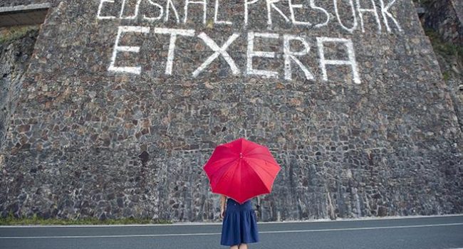 Una pintada reclama la liberación de los presos y presas vascas. Foto: Álvaro Minguito (Diagonal)