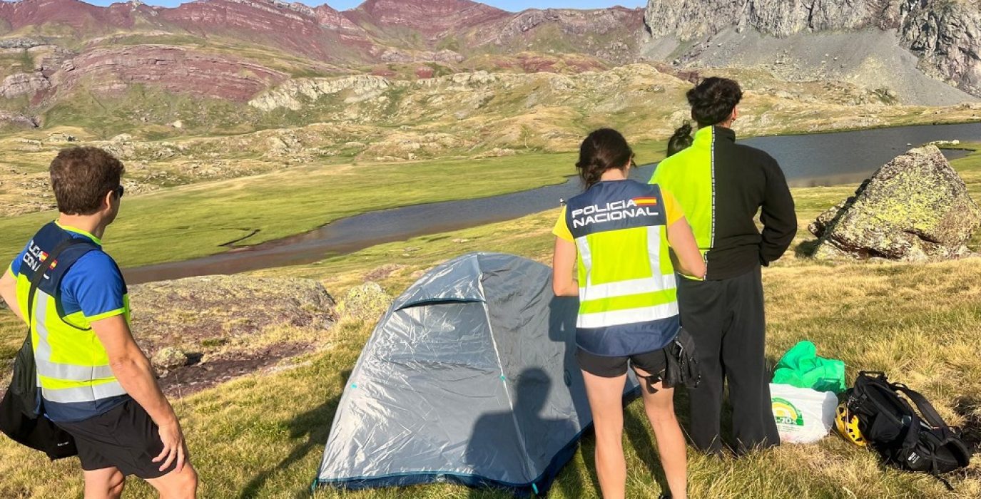 Agentes de la Unidad de Policía Nacional de Aragón Adscrita (UPA) levantan acta de infracción por acampar de forma ilegal en el espacio natural de los ibones de Anayet | Foto: Diputación General de Aragón (DGA-Gobierno de Aragón)