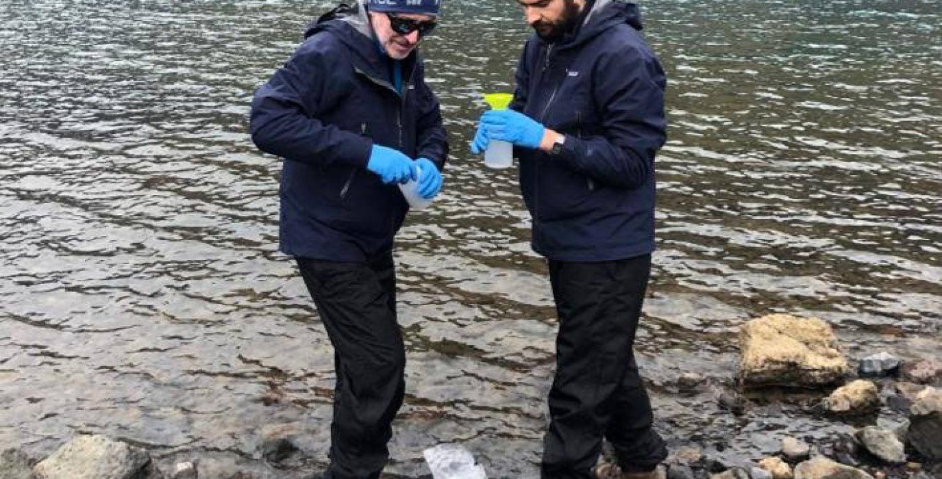 César Marina y Jesús Anzano toman muestras en Isla Decepción | Foto: Unizar