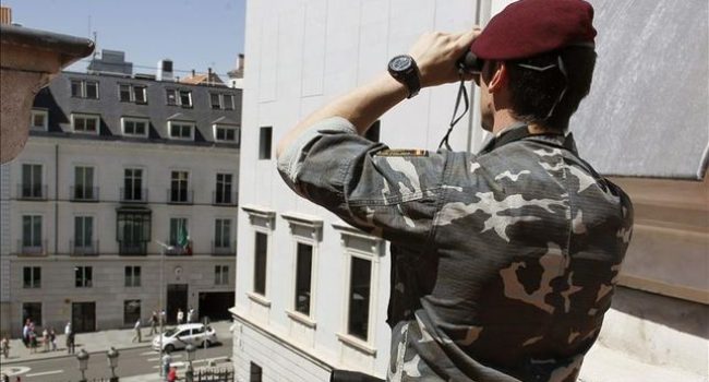 Uno de los agentes de los GEO desplegados con motivo de la proclamación.