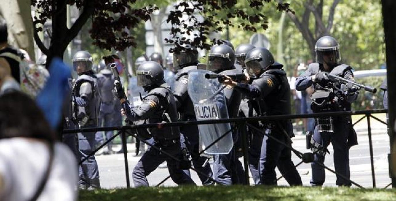 Uno de los momentos de las cargas realizadas el 11 de julio de 2012 en Pase de la Castellana. Foto: David Fernández (Diagonal)