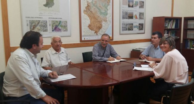 Mayte Andreu y Joaquín Palacín reunidos con la asociación Pueblos Vivos.