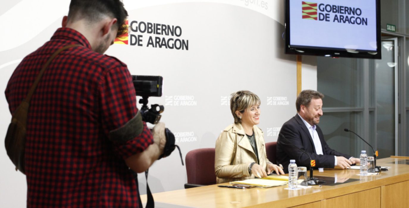 El consejero de Vertebración del Territorio, Movilidad y Vivienda, José Luis Soro, y la directora general de Vivienda y Rahabilitacion, Mayte Andreu.