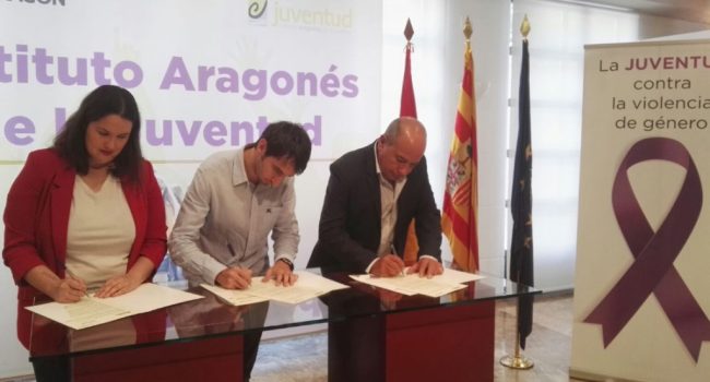 Imagen del momento de la firma entre IAM, IAJ y Fundación Piquer.