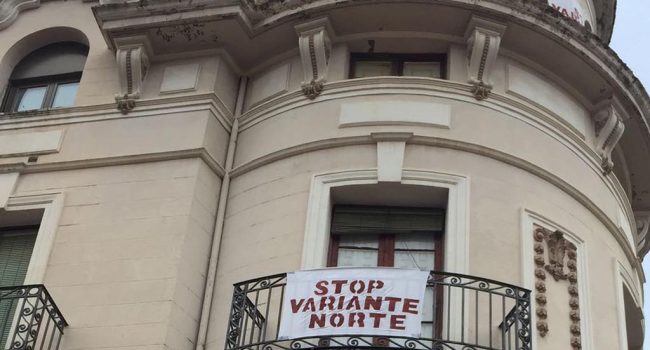 Pancartas en contra del trazado de la variante, ahora desestimado.