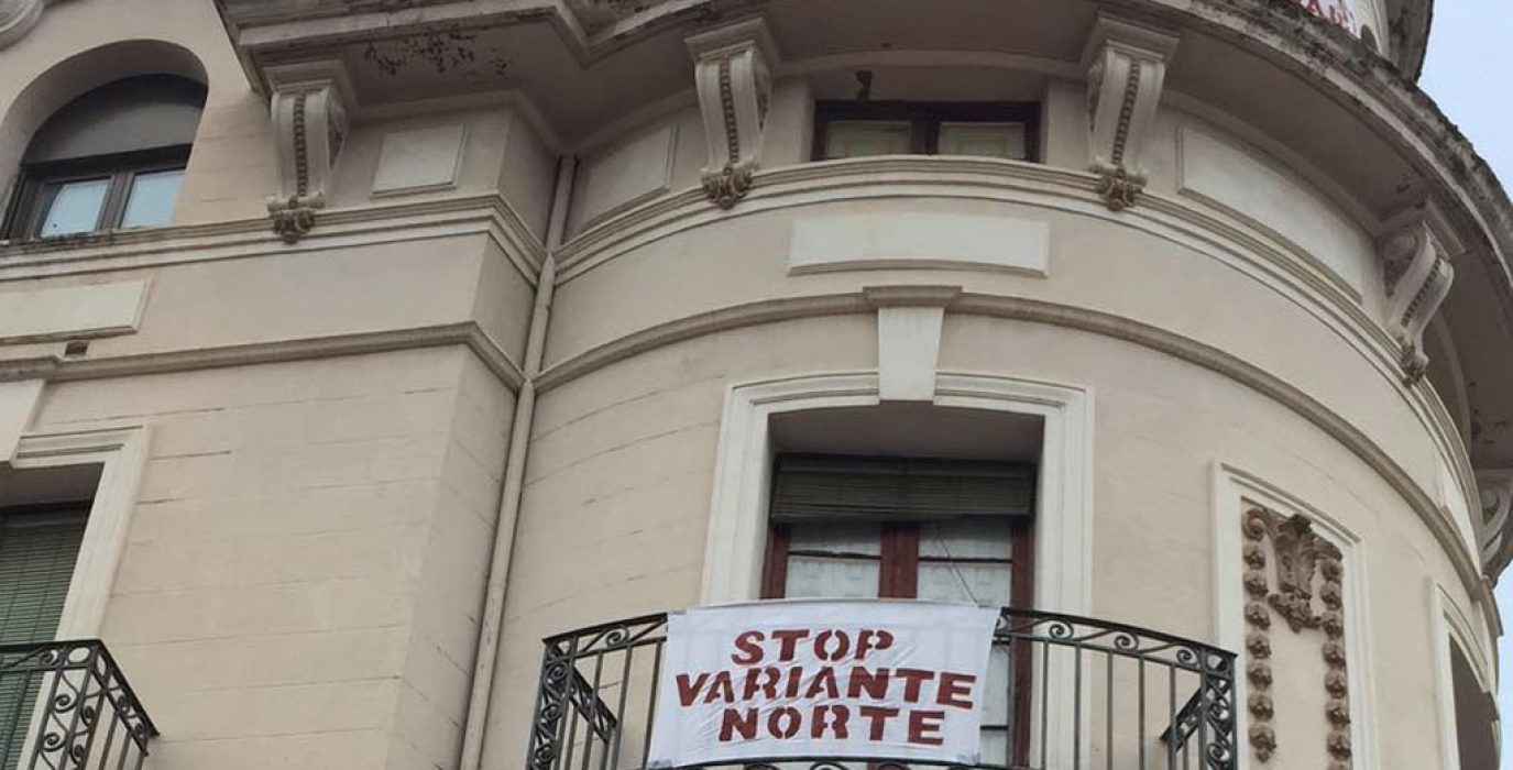 Pancartas en contra del trazado de la variante, ahora desestimado.