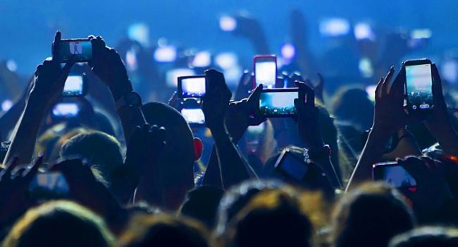 mundo virtual moviles grabando un concierto