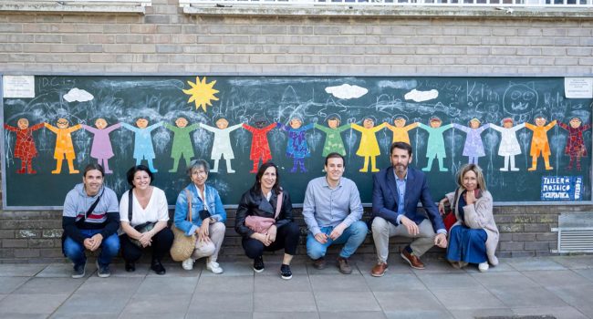 Mosaico de siete metros realizado por una voluntaria de Utebo sobre el cáncer infantil, una de las actuaciones de la campaña de 2021.