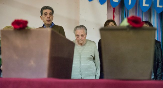 Leonor frente a las cajas que guardan los restos de su padre, Bernabé, y los de Juan Marco. Foto: Pablo Ibáñez (AraInfo)