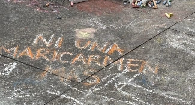 Pintada con tiza en el suelo de la plaza del Sol de Madrid, donde se mantiene la acampada desde el sábado | Foto: Álex Plana