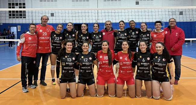 Las jugadoras del equipo zaragozano antes del partido contra CNS Sabadell | Foto: CV Zaragoza