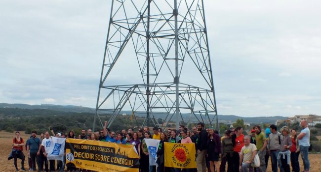 Protesta al pie de una de las pilonas del antiguo proyecto Aragón-Cazaril próxima a Pueyo de Marguillén.