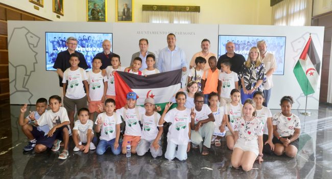 Recibimiento en el Ayuntamiento de Zaragoza a las niñas y niños saharauis de 'Vacaciones en paz' | Foto: AZ