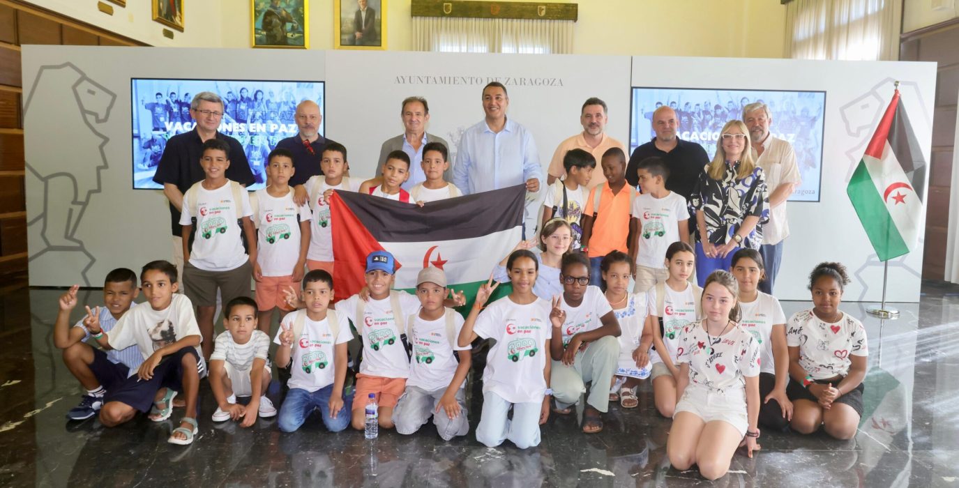 Recibimiento en el Ayuntamiento de Zaragoza a las niñas y niños saharauis de 'Vacaciones en paz' | Foto: AZ