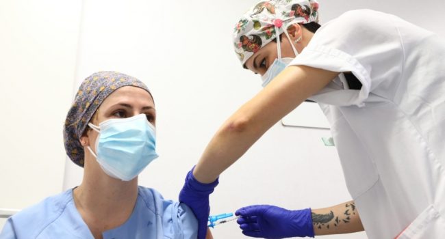 Vacunación de los primeros sanitarios en el Hospital Royo Villanova de Zaragoza Foto: DGA